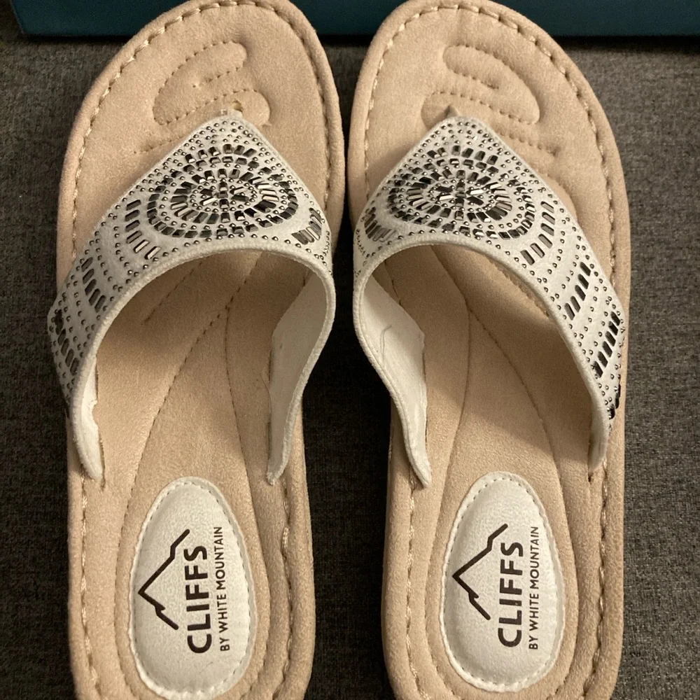Cliffs by WHITE MOUNTAIN white Embellished Thong Sandals size 8-8.5 - Picture 3 of 9